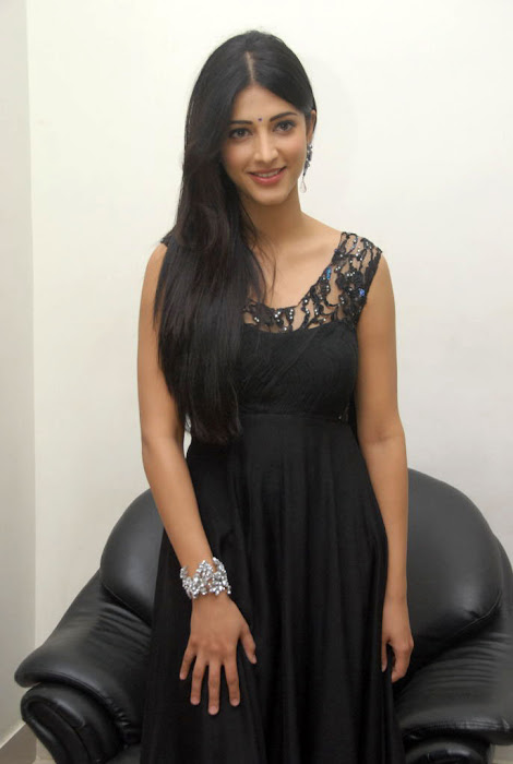 shruthi han at oh my friend audio launch, shruthi han new